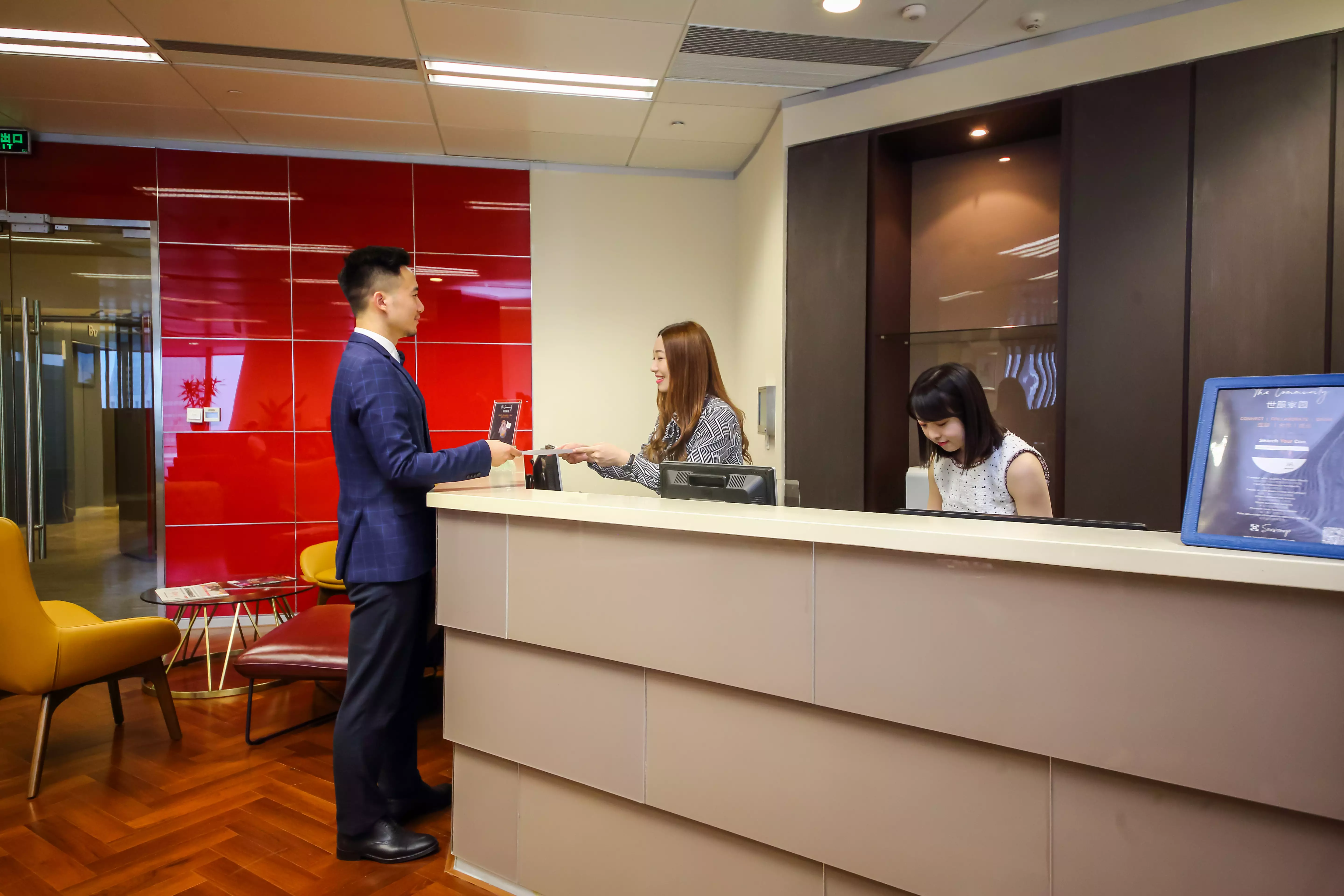 /media/35310/receptionist.jpg
