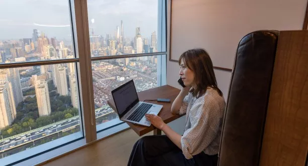 位于上海博华广场的世服宏图共享办公工位，安静私密，俯瞰壮丽城市景观。